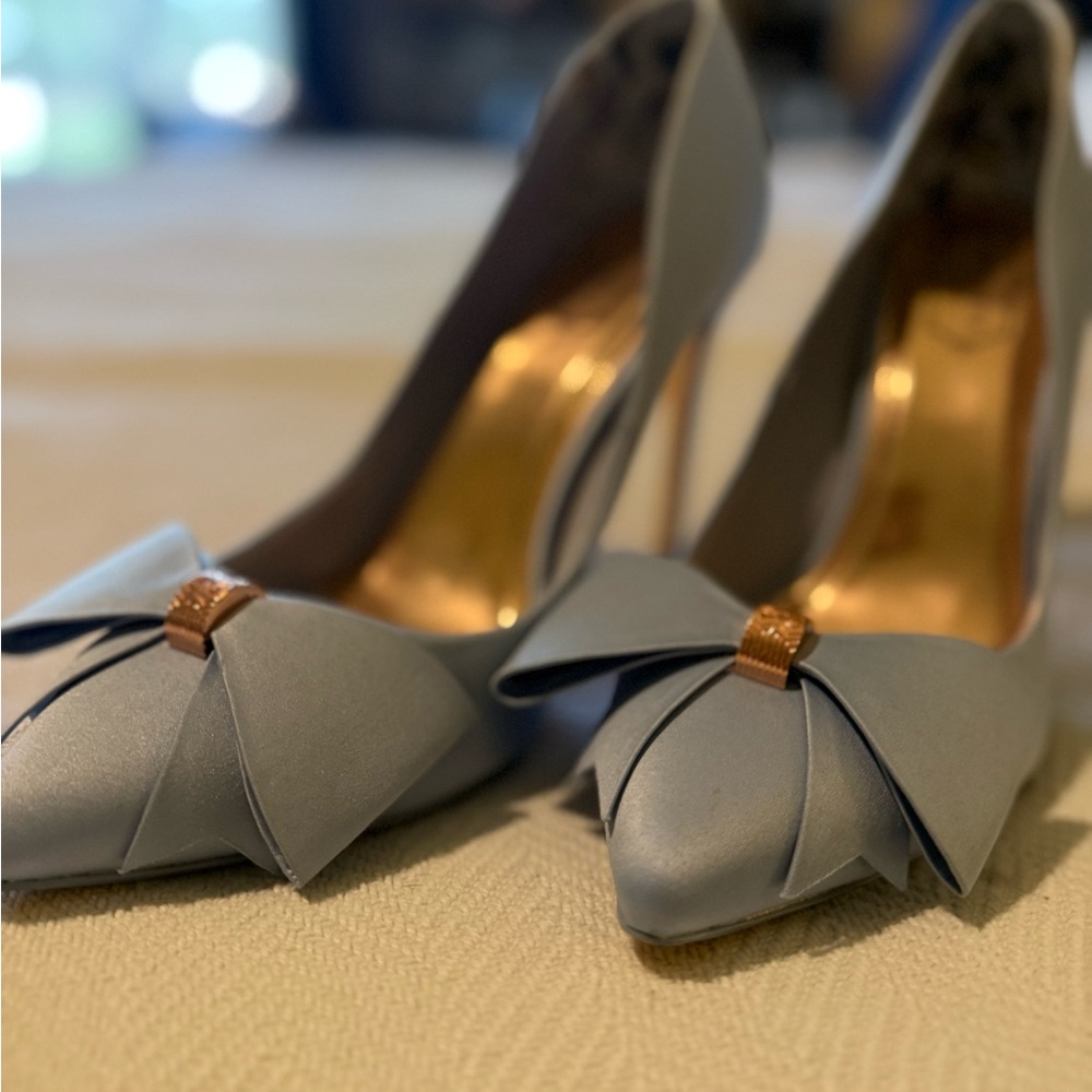 Elegant Ted Baker Women's Light Blue Bow Pointed-Toe Heels